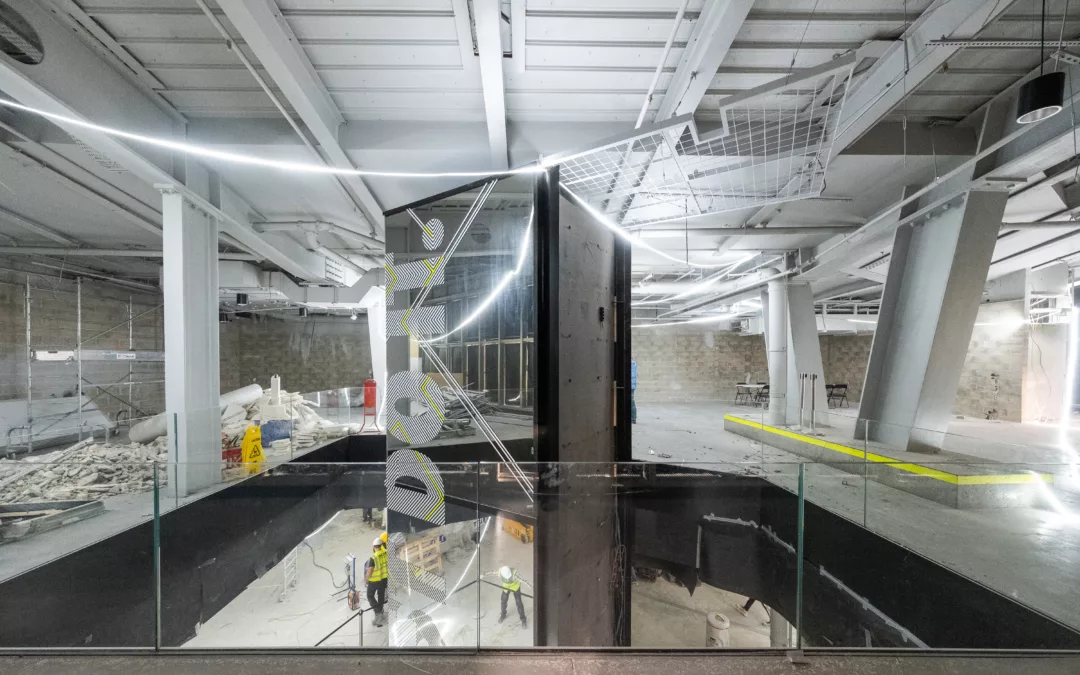 Les coulisses de l’installation de l’escalier monumental du flagship Nike à Paris