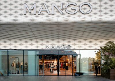 Agencement de mobilier et travaux pour Mango